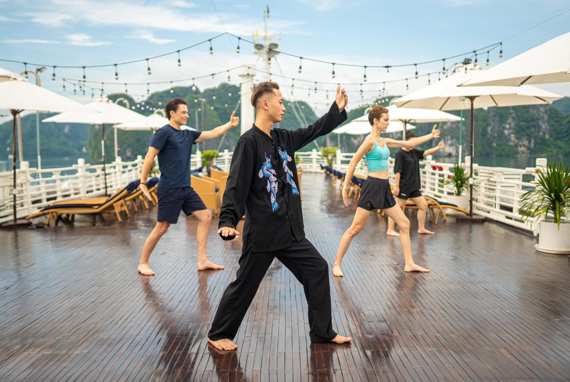 ホテル The Au Co Cruise - Managed By Bhaya Cruise ハロン エクステリア 写真